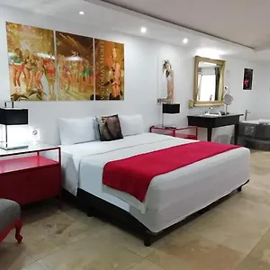 https://essenzia-de-cancun.quintano-roohotels.com
