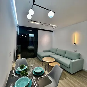 https://deluxe-apartment-bllok.hotels-in-tirana.com